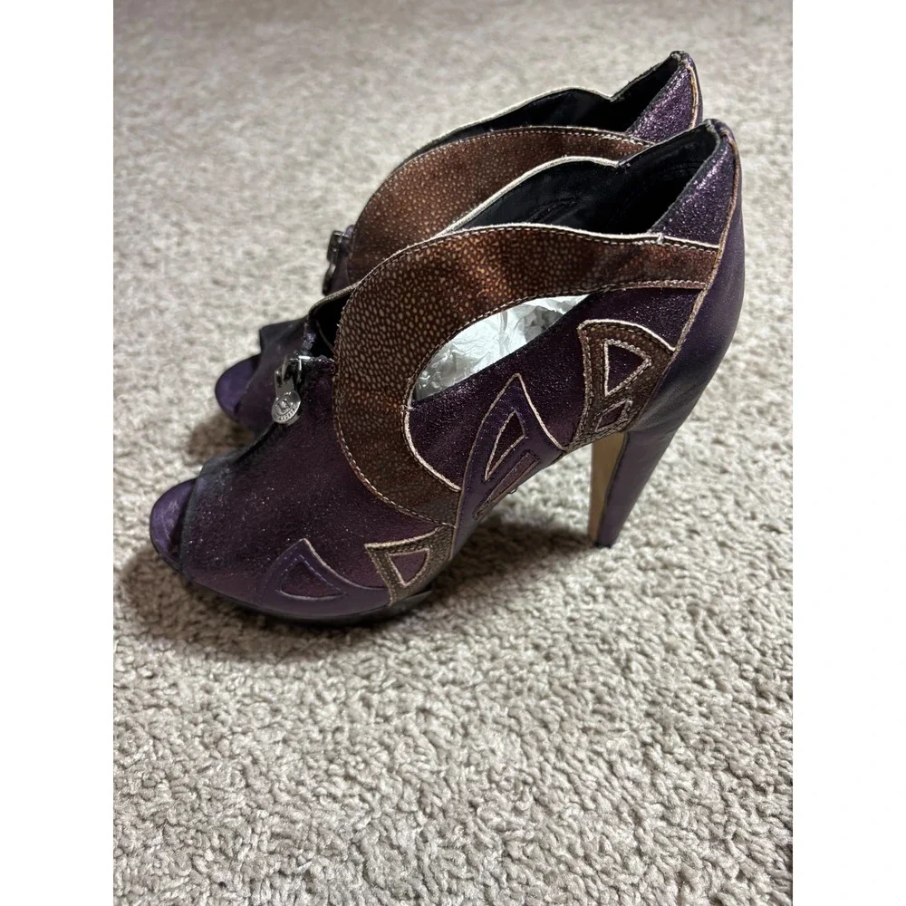 Velvet Angels Falcon Purple Metallic Stingray Print Zip Peep Toe Heels 36.5 6.5